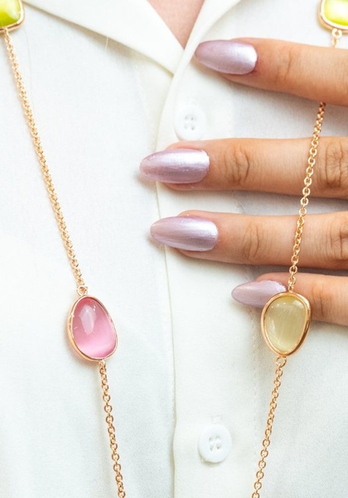 Collana Madì lunga con pietre colorate su camicia bianca
