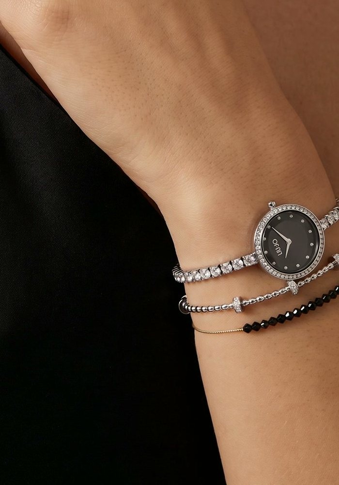 Orologio con cristalli e bracciali al polso