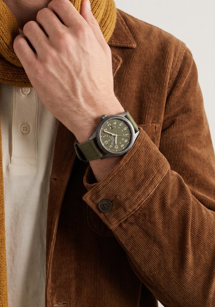 Uomo con orologio verde oliva e giacca di velluto