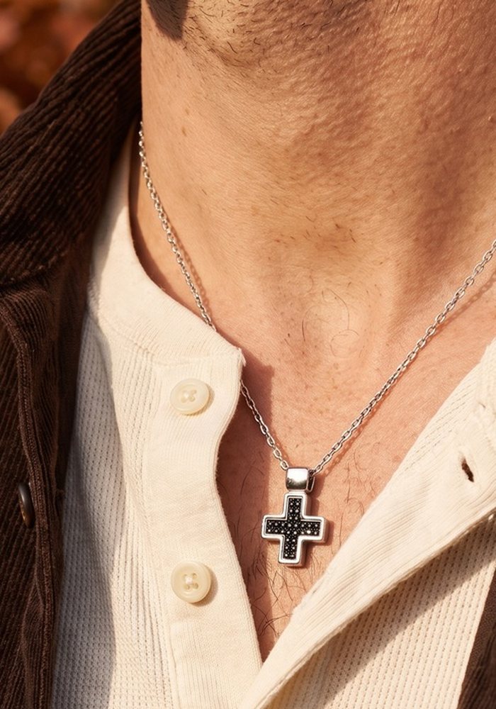 Collana con croce e diamanti neri su henley