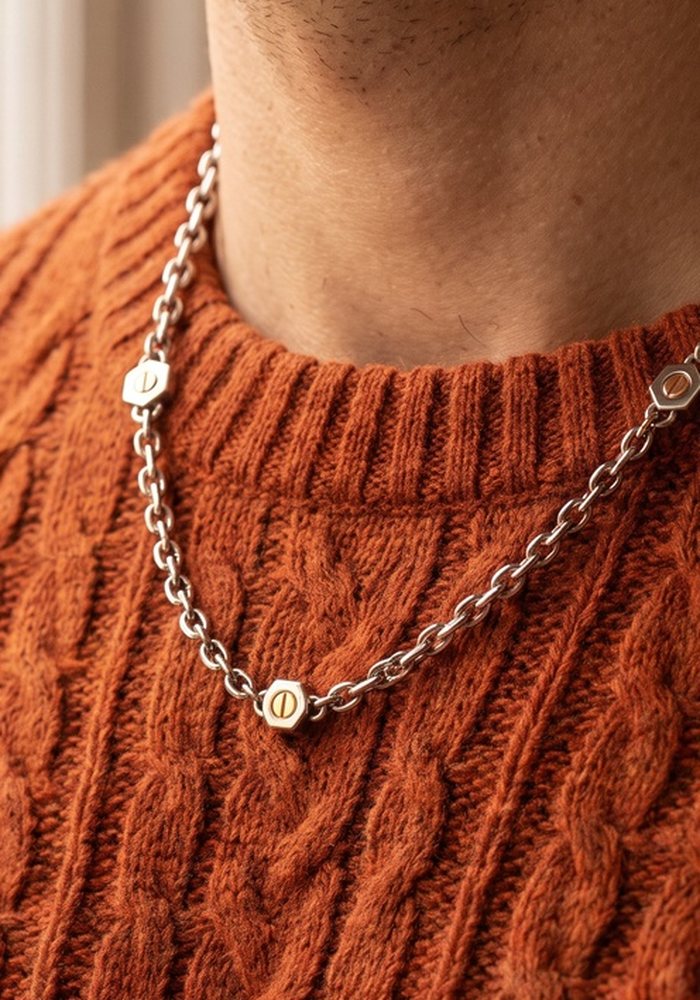 Collana a catena forzatina su maglione arancio