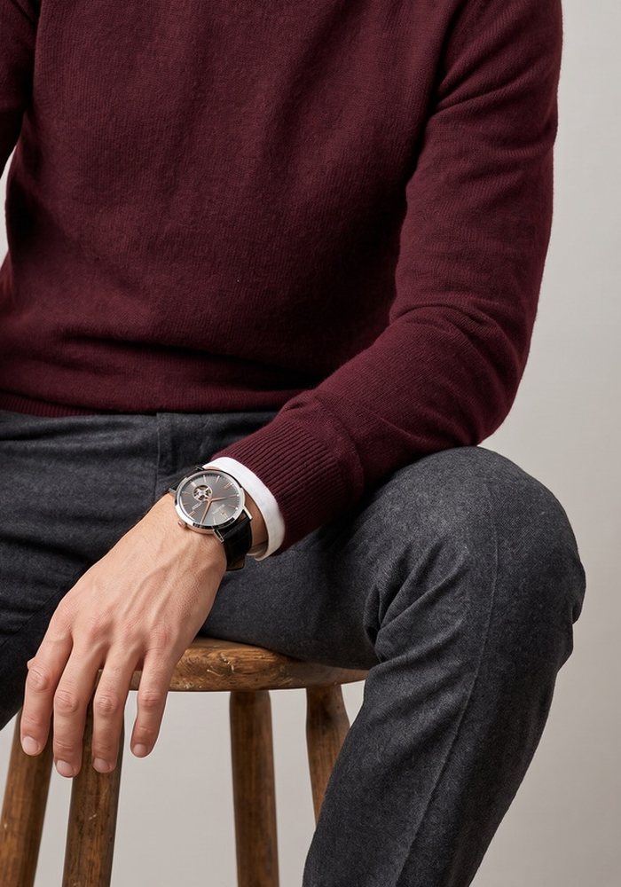 Uomo con orologio e maglione bordeaux