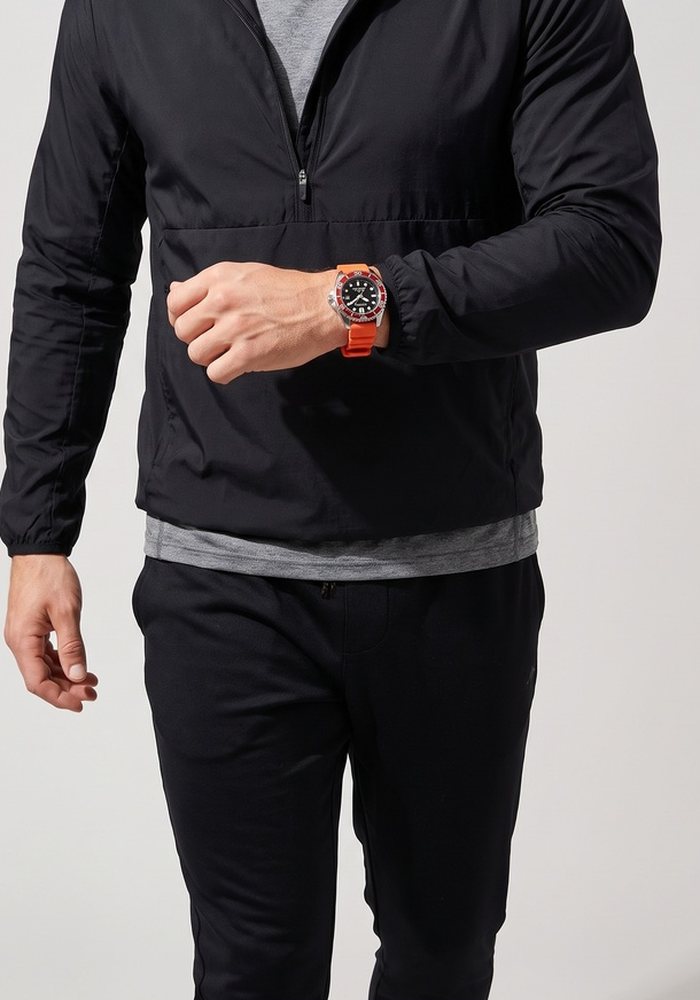 Uomo con orologio subacqueo e giacca tecnica